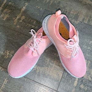 Women’s brand new saola pink sneakers size 8.5